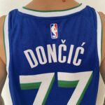 Camiseta Regata NBA Swingman Dallas Mavericks Luka Doncic 77 - 70’s Year - City Edition Azul 2023 Nike - Imagem 13
