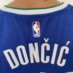 Camiseta Regata NBA Swingman Dallas Mavericks Luka Doncic 77 - 70’s Year - City Edition Azul 2023 Nike - Imagem 14