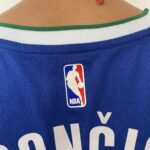 Camiseta Regata NBA Swingman Dallas Mavericks Luka Doncic 77 - 70’s Year - City Edition Azul 2023 Nike - Imagem 15