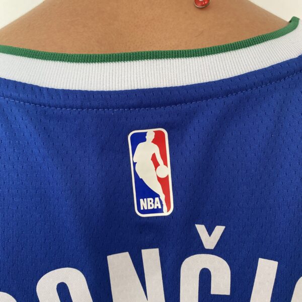 Camiseta Regata NBA Swingman Dallas Mavericks Luka Doncic 77 - 70’s Year - City Edition Azul 2023 Nike - Imagem 15