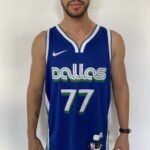 Camiseta Regata NBA Swingman Dallas Mavericks Luka Doncic 77 - 70’s Year - City Edition Azul 2023 Nike - Imagem 2