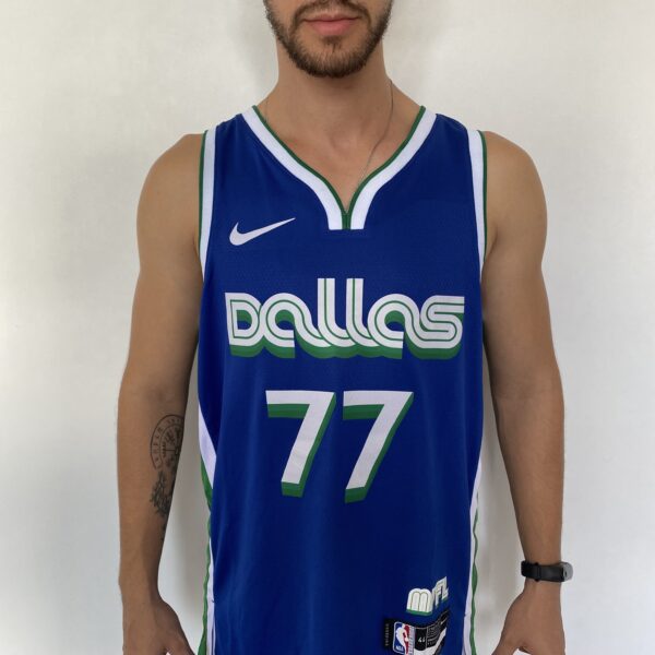 Camiseta Regata NBA Swingman Dallas Mavericks Luka Doncic 77 - 70’s Year - City Edition Azul 2023 Nike - Imagem 2