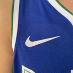 Camiseta Regata NBA Swingman Dallas Mavericks Luka Doncic 77 - 70’s Year - City Edition Azul 2023 Nike - Imagem 6