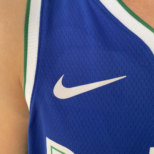 Camiseta Regata NBA Swingman Dallas Mavericks Luka Doncic 77 - 70’s Year - City Edition Azul 2023 Nike - Imagem 6