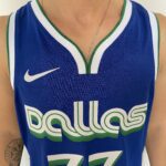 Camiseta Regata NBA Swingman Dallas Mavericks Luka Doncic 77 - 70’s Year - City Edition Azul 2023 Nike - Imagem 4