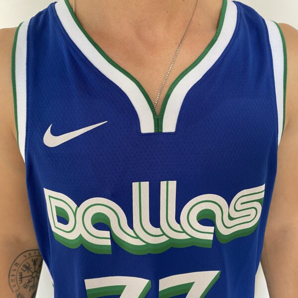 Camiseta Regata NBA Swingman Dallas Mavericks Luka Doncic 77 - 70’s Year - City Edition Azul 2023 Nike - Imagem 4