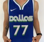 Camiseta Regata NBA Swingman Dallas Mavericks Luka Doncic 77 - 70’s Year - City Edition Azul 2023 Nike - Imagem 5