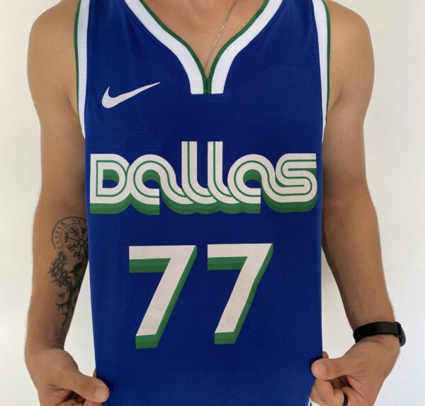 Camiseta Regata NBA Swingman Dallas Mavericks Luka Doncic 77 - 70’s Year - City Edition Azul 2023 Nike - Imagem 5