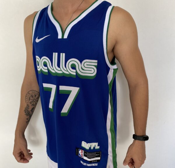 Camiseta Regata NBA Swingman Dallas Mavericks Luka Doncic 77 - 70’s Year - City Edition Azul 2023 Nike - Imagem 8