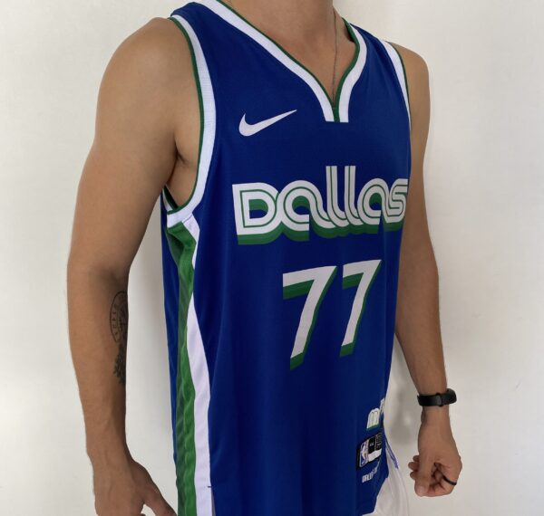 Camiseta Regata NBA Swingman Dallas Mavericks Luka Doncic 77 - 70’s Year - City Edition Azul 2023 Nike - Imagem 7