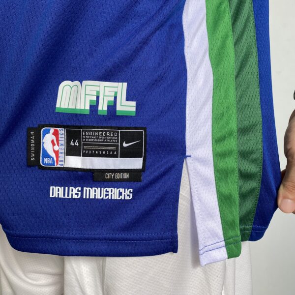 Camiseta Regata NBA Swingman Dallas Mavericks Luka Doncic 77 - 70’s Year - City Edition Azul 2023 Nike - Imagem 9