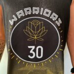 Camiseta Regata Basquete NBA Swingman Golden State Warriors Curry 30 City Edition Preta Amarela 2023 Nike - Imagem 5