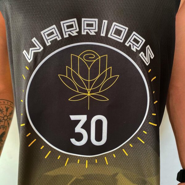 Camiseta Regata Basquete NBA Swingman Golden State Warriors Curry 30 City Edition Preta Amarela 2023 Nike - Imagem 5
