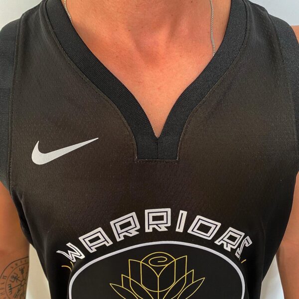 Camiseta Regata Basquete NBA Swingman Golden State Warriors Curry 30 City Edition Preta Amarela 2023 Nike - Imagem 6