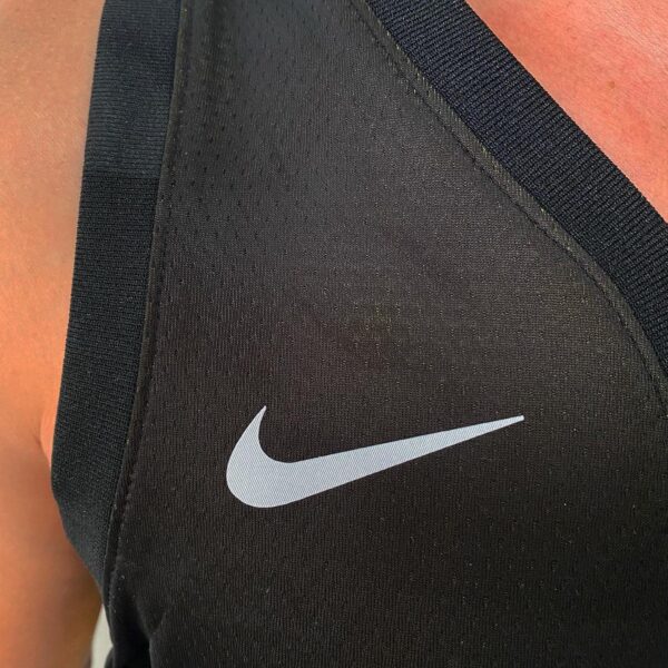 Camiseta Regata Basquete NBA Swingman Golden State Warriors Curry 30 City Edition Preta Amarela 2023 Nike - Imagem 7