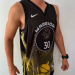 Camiseta Regata Basquete NBA Swingman Golden State Warriors Curry 30 City Edition Preta Amarela 2023 Nike - Imagem 2