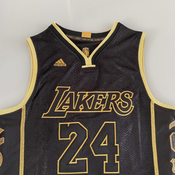 Camiseta Regata Basquete NBA Los Angeles Lakers Preta Mamba Negra - Black Mamba - 24 Kobe Bryant - 5x - Edição Comemorativa - Preta Dourada - Fios de Ouro - Adidas - Imagem 19