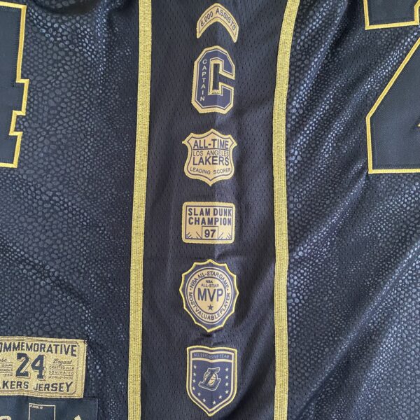 Camiseta Regata Basquete NBA Los Angeles Lakers Preta Mamba Negra - Black Mamba - 24 Kobe Bryant - 5x - Edição Comemorativa - Preta Dourada - Fios de Ouro - Adidas - Imagem 24