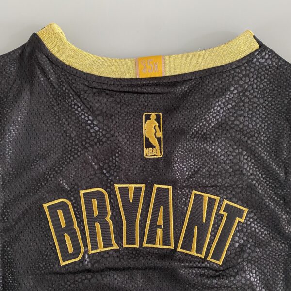 Camiseta Regata Basquete NBA Los Angeles Lakers Preta Mamba Negra - Black Mamba - 24 Kobe Bryant - 5x - Edição Comemorativa - Preta Dourada - Fios de Ouro - Adidas - Imagem 32