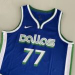 Camiseta Regata NBA Swingman Dallas Mavericks Luka Doncic 77 - 70’s Year - City Edition Azul 2023 Nike - Imagem 16