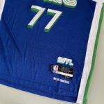 Camiseta Regata NBA Swingman Dallas Mavericks Luka Doncic 77 - 70’s Year - City Edition Azul 2023 Nike - Imagem 17