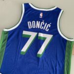 Camiseta Regata NBA Swingman Dallas Mavericks Luka Doncic 77 - 70’s Year - City Edition Azul 2023 Nike - Imagem 18
