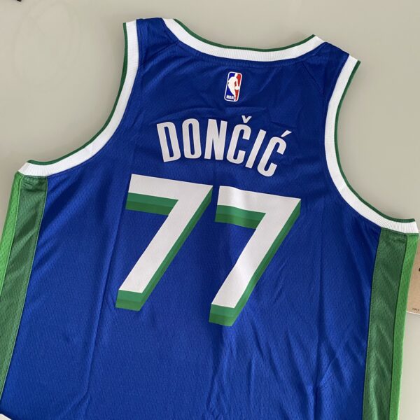 Camiseta Regata NBA Swingman Dallas Mavericks Luka Doncic 77 - 70’s Year - City Edition Azul 2023 Nike - Imagem 18
