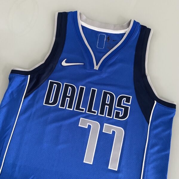 Camiseta Regata NBA Swingman Dallas Mavericks Luka Doncic 77 Icon Edition Azul 2022 Nike - Imagem 1