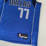 Camiseta Regata NBA Swingman Dallas Mavericks Luka Doncic 77 Icon Edition Azul 2022 Nike - Imagem 2
