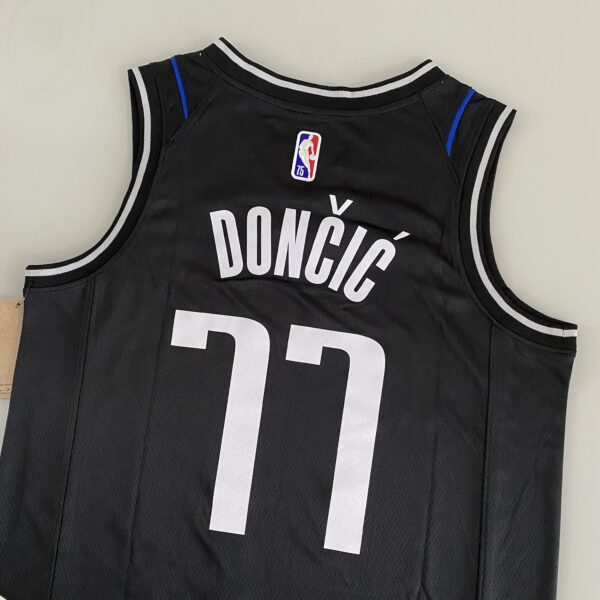 Camiseta Regata NBA Swingman Dallas Mavericks Luka Doncic 77 - Novato do Ano - 2046 - Select Series Rookie Of The Year - Preta Nike - Imagem 17