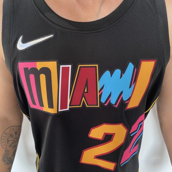 Camiseta Regata Basquete NBA Miami Heat Swingman Butler 22 City Edition Preta Colorida 2022 Nike - Imagem 6