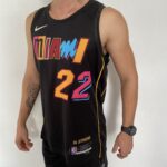 Camiseta Regata Basquete NBA Miami Heat Swingman Butler 22 City Edition Preta Colorida 2022 Nike - Imagem 5