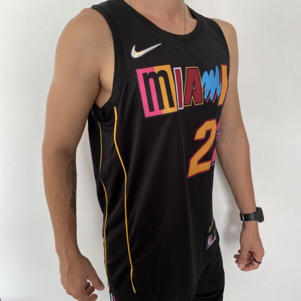 Camiseta Regata Basquete NBA Miami Heat Swingman Butler 22 City Edition Preta Colorida 2022 Nike - Imagem 4