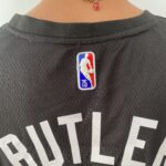 Camiseta Regata Basquete NBA Miami Heat Swingman Butler 22 City Edition Preta Colorida 2022 Nike - Imagem 12