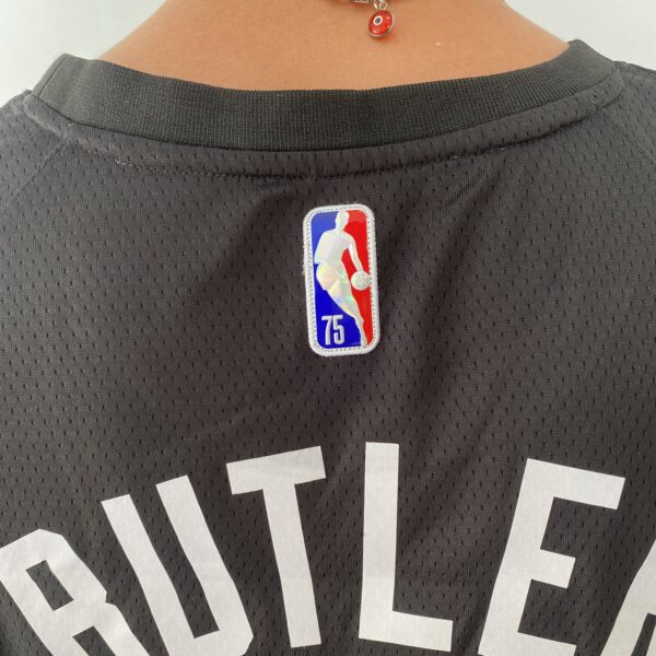 Camiseta Regata Basquete NBA Miami Heat Swingman Butler 22 City Edition Preta Colorida 2022 Nike - Imagem 12