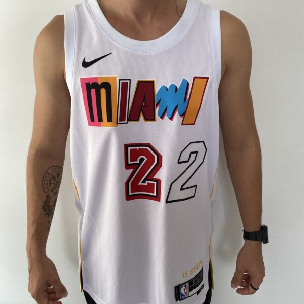 Camiseta Regata Basquete NBA Swingman Miami Heat Butler 22 City Edition Branca Colorida 2023 Nike - Imagem 1