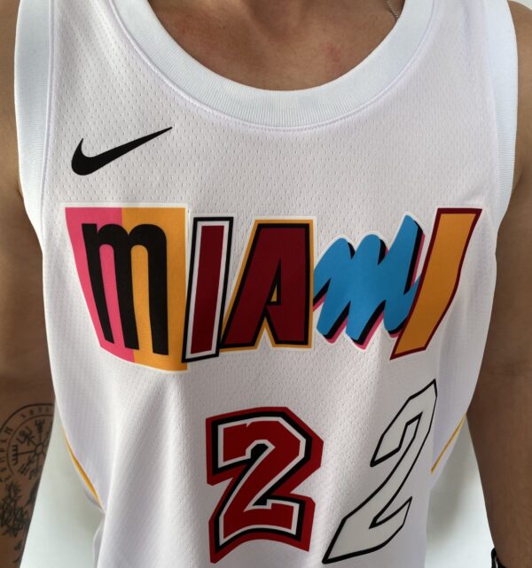 Camiseta Regata Basquete NBA Swingman Miami Heat Butler 22 City Edition Branca Colorida 2023 Nike - Imagem 2