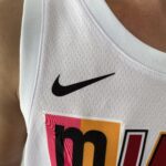 Camiseta Regata Basquete NBA Swingman Miami Heat Butler 22 City Edition Branca Colorida 2023 Nike - Imagem 3