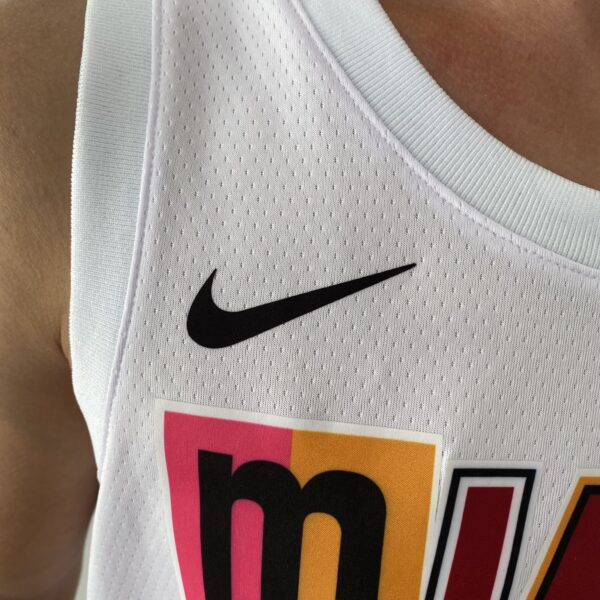 Camiseta Regata Basquete NBA Swingman Miami Heat Butler 22 City Edition Branca Colorida 2023 Nike - Imagem 3