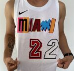 Camiseta Regata Basquete NBA Swingman Miami Heat Butler 22 City Edition Branca Colorida 2023 Nike - Imagem 4