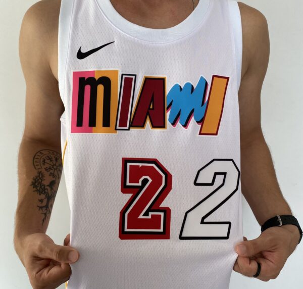 Camiseta Regata Basquete NBA Swingman Miami Heat Butler 22 City Edition Branca Colorida 2023 Nike - Imagem 4