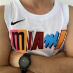 Camiseta Regata Basquete NBA Swingman Miami Heat Butler 22 City Edition Branca Colorida 2023 Nike - Imagem 5