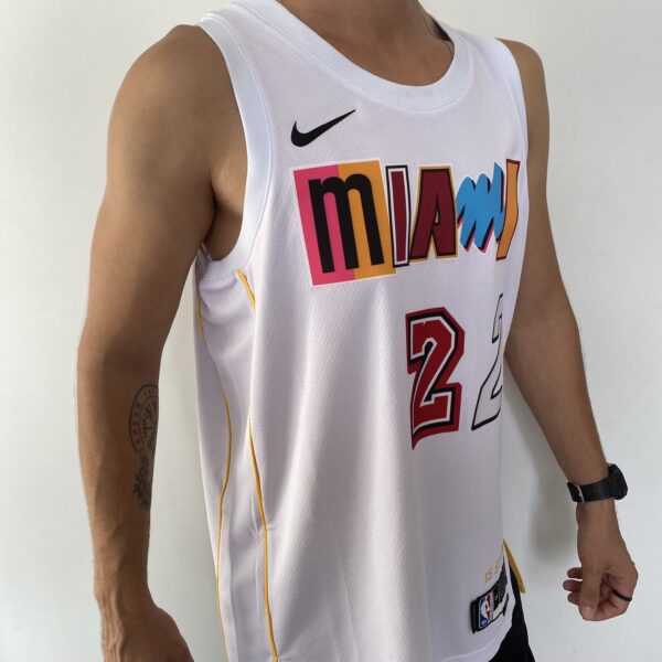 Camiseta Regata Basquete NBA Swingman Miami Heat Butler 22 City Edition Branca Colorida 2023 Nike - Imagem 7