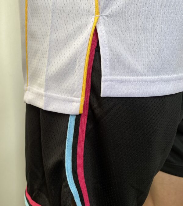 Camiseta Regata Basquete NBA Swingman Miami Heat Butler 22 City Edition Branca Colorida 2023 Nike - Imagem 9