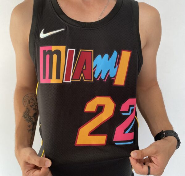Camiseta Regata Basquete NBA Miami Heat Swingman Butler 22 City Edition Preta Colorida 2022 Nike - Imagem 3