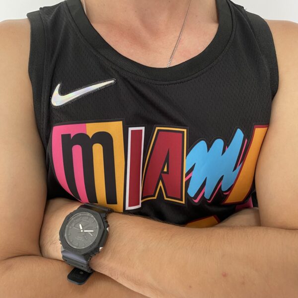 Camiseta Regata Basquete NBA Miami Heat Swingman Butler 22 City Edition Preta Colorida 2022 Nike - Imagem 2