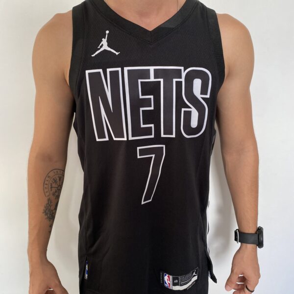 Camiseta Regata NBA Swingman Brooklyn Nets Kevin Durant 7 Statement Edition Preta 2023 Jordan - Imagem 1