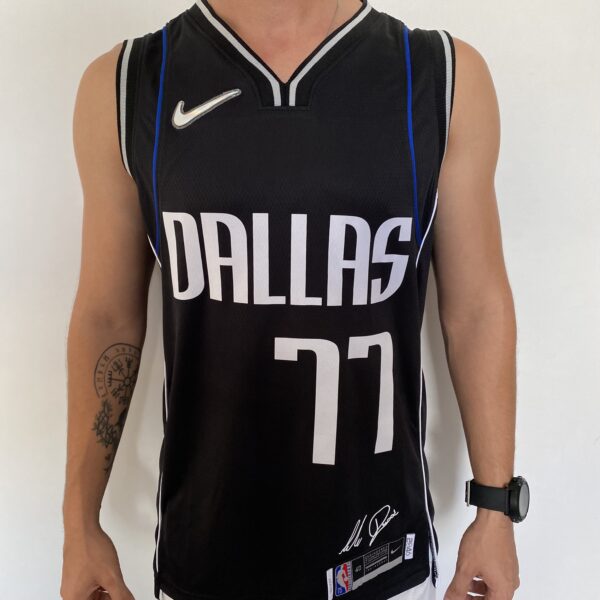 Camiseta Regata NBA Swingman Dallas Mavericks Luka Doncic 77 - Novato do Ano - 2046 - Select Series Rookie Of The Year - Preta Nike - Imagem 1