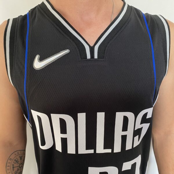 Camiseta Regata NBA Swingman Dallas Mavericks Luka Doncic 77 - Novato do Ano - 2046 - Select Series Rookie Of The Year - Preta Nike - Imagem 3