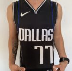 Camiseta Regata NBA Swingman Dallas Mavericks Luka Doncic 77 - Novato do Ano - 2046 - Select Series Rookie Of The Year - Preta Nike - Imagem 5